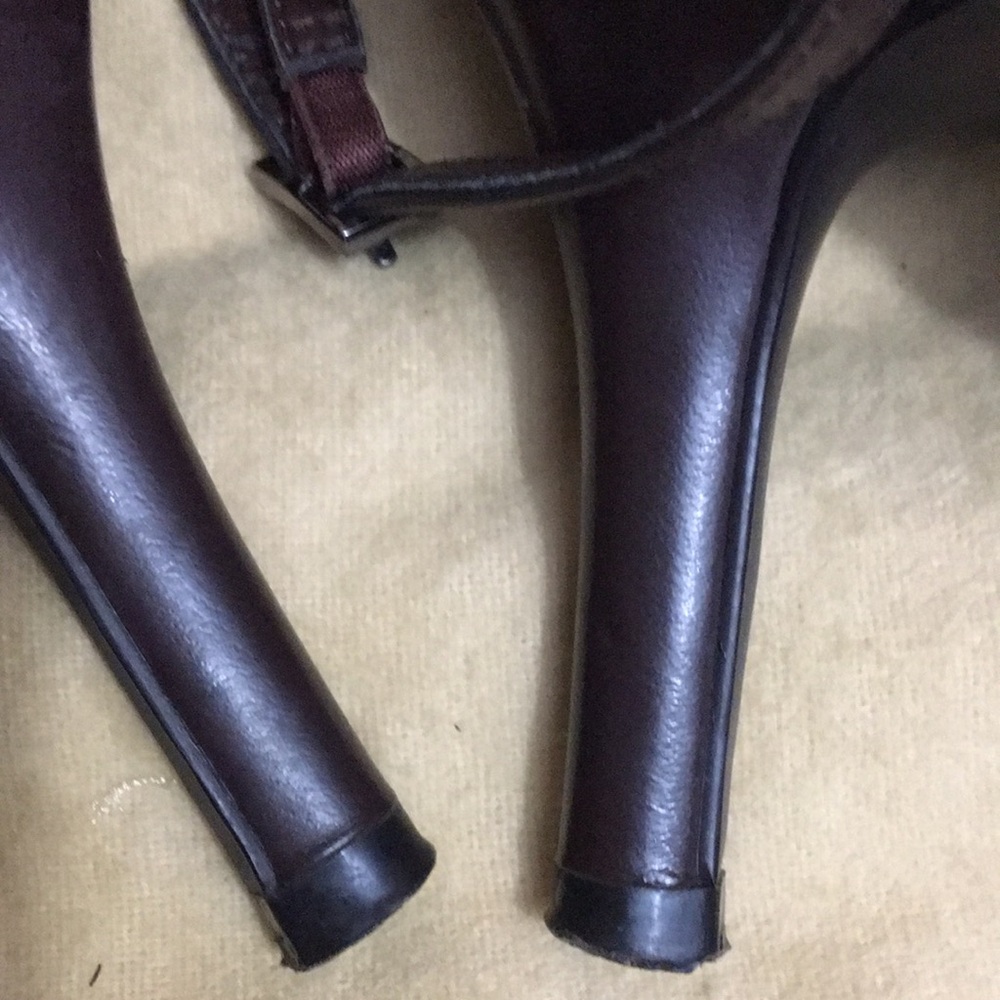 Michael Shannon Brown Strappy Leather Sandals & Travel Bag
Size 9 - Picture 9 of 13
